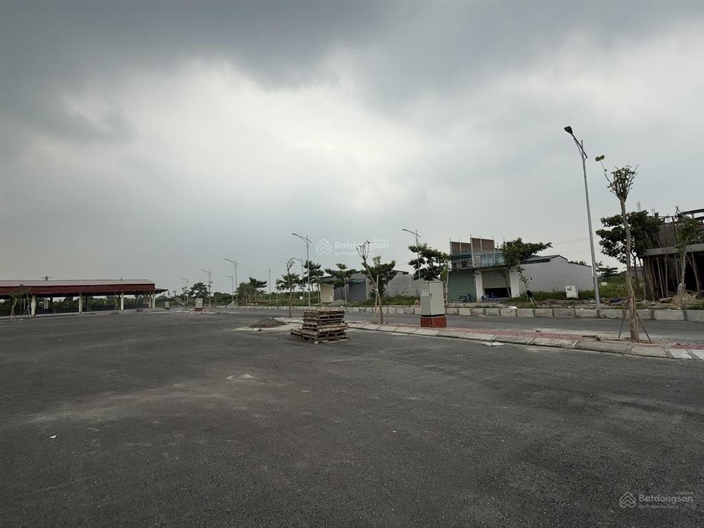 Mua lãi ngay. bán 100m đối diện chợ đầu mối đông tảo, giáp văn giang