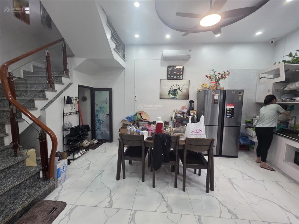 Chủ nhà chuyển căn rộng hơn, cần bán nhà 3 tầng trung tâm đồng hòa, ô tô đỗ cửa, để lại nội thất.