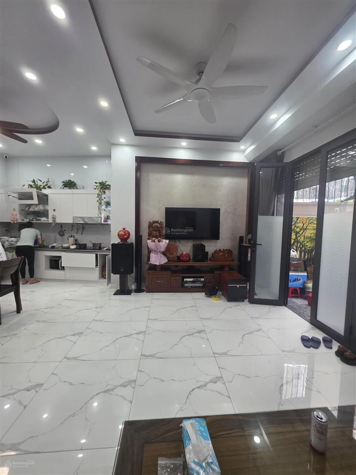 Chủ nhà chuyển căn rộng hơn, cần bán nhà 3 tầng trung tâm đồng hòa, ô tô đỗ cửa, để lại nội thất.