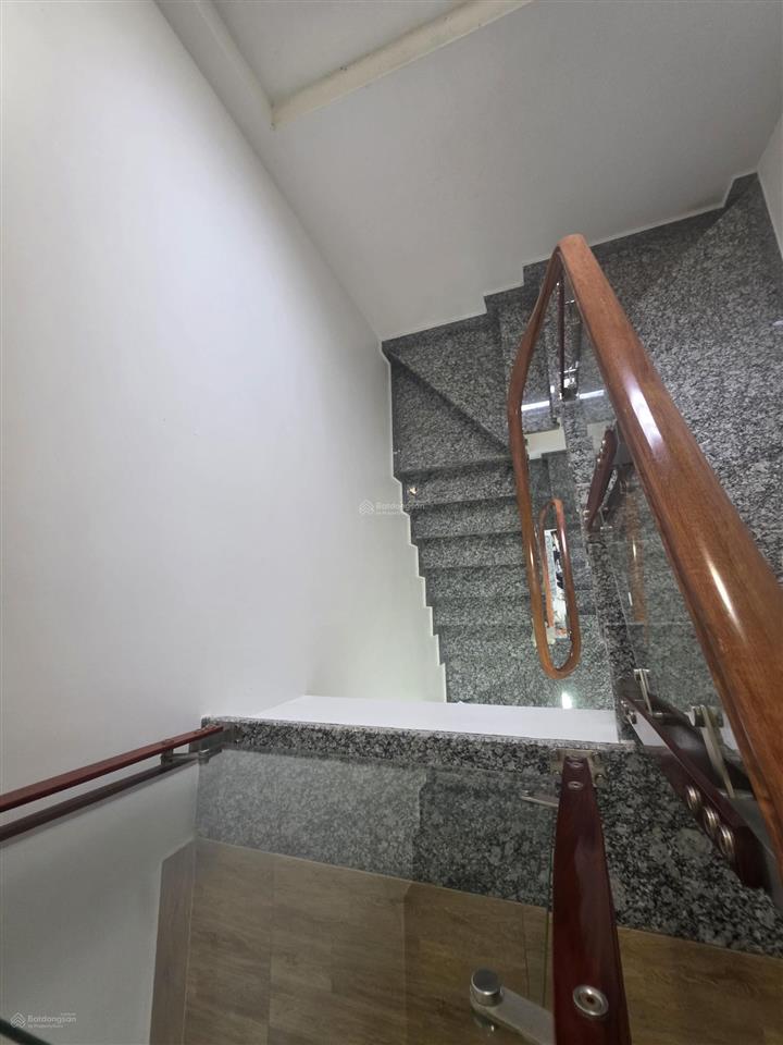 Chủ nhà chuyển căn rộng hơn, cần bán nhà 3 tầng trung tâm đồng hòa, ô tô đỗ cửa, để lại nội thất.