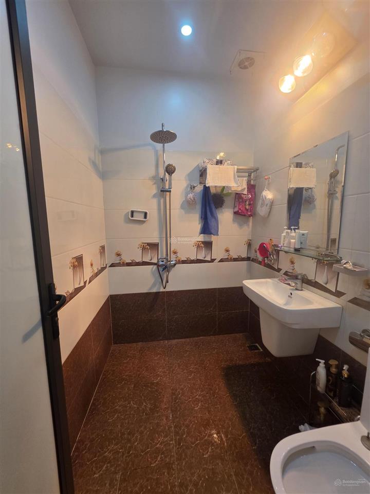 Chủ nhà chuyển căn rộng hơn, cần bán nhà 3 tầng trung tâm đồng hòa, ô tô đỗ cửa, để lại nội thất.