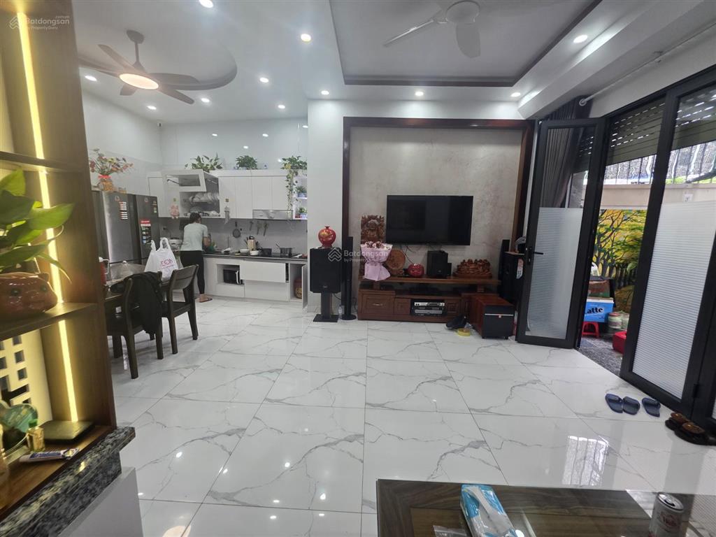 Chủ nhà chuyển căn rộng hơn, cần bán nhà 3 tầng trung tâm đồng hòa, ô tô đỗ cửa, để lại nội thất.