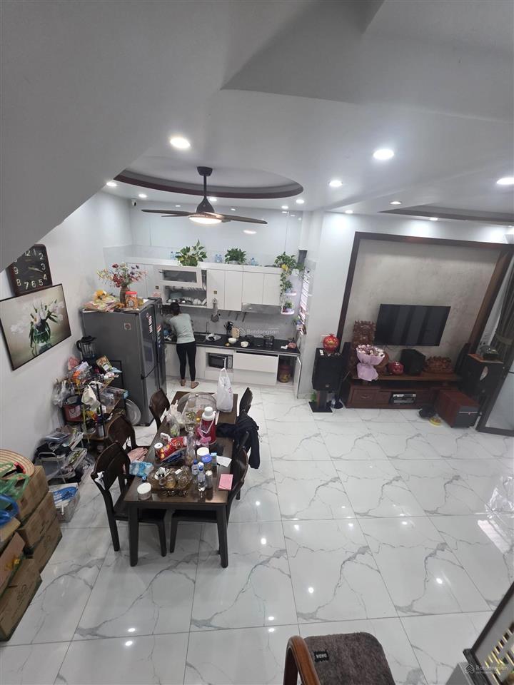 Chủ nhà chuyển căn rộng hơn, cần bán nhà 3 tầng trung tâm đồng hòa, ô tô đỗ cửa, để lại nội thất.