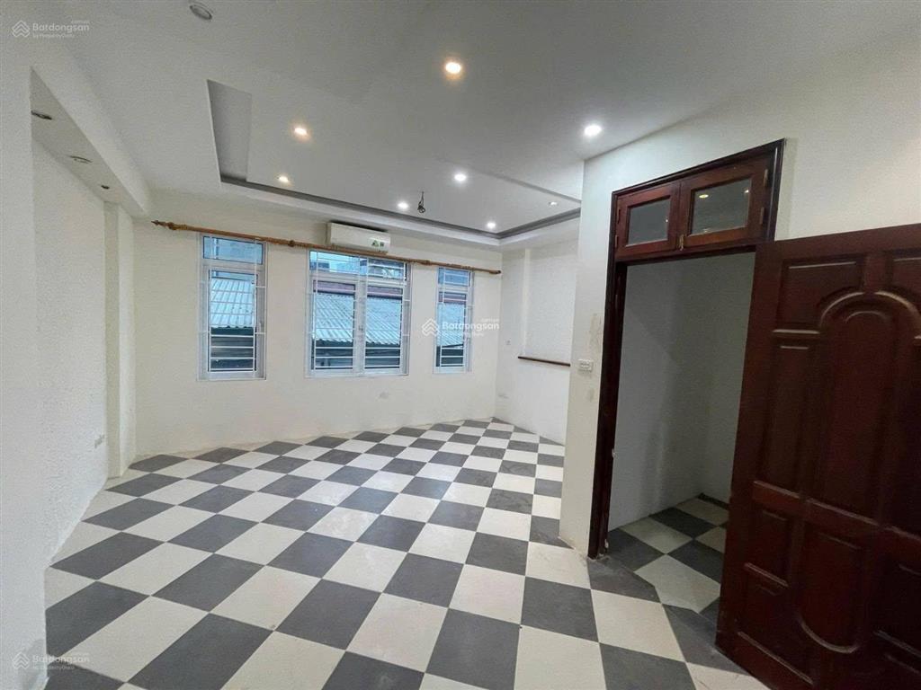 Cho thuê nhà đẹp phố hoàng cầu  trần quang diệu, ô tô đỗ cửa, thuận tiện đi lại khu trung tâm