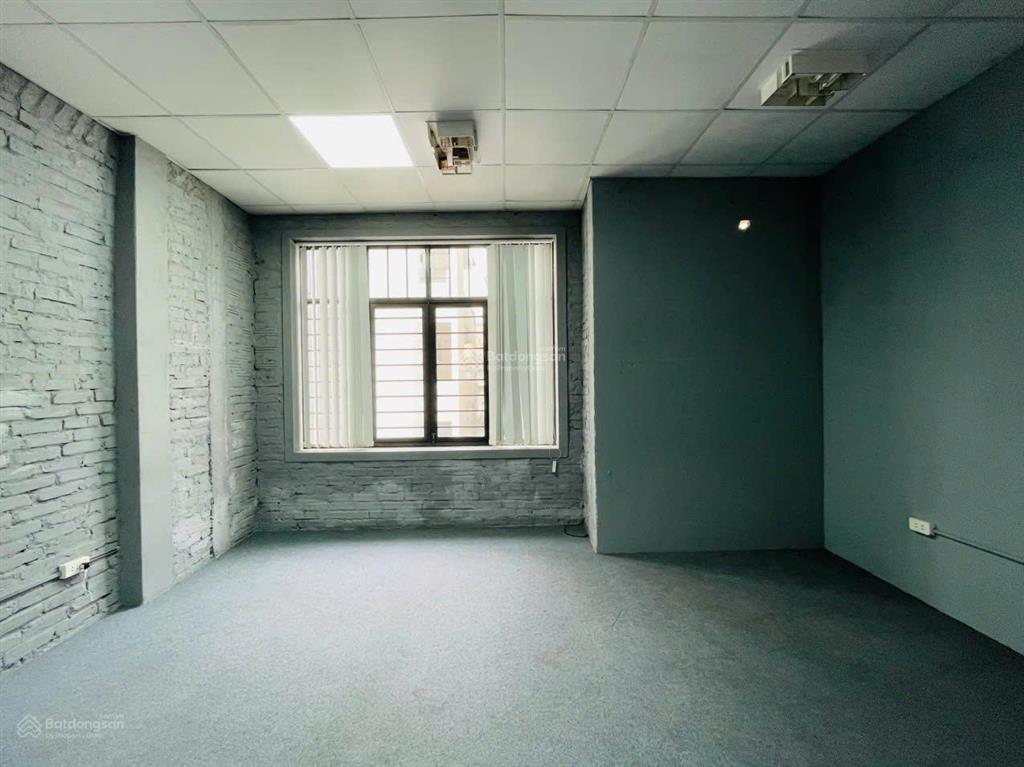 Cho thuê văn phòng tầng 3 (65m2)  thuộc khu biệt thự c37  gần ngã tư hầm vượt lê văn lương