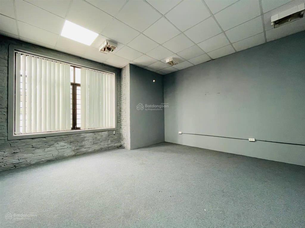 Cho thuê văn phòng tầng 3 (65m2)  thuộc khu biệt thự c37  gần ngã tư hầm vượt lê văn lương