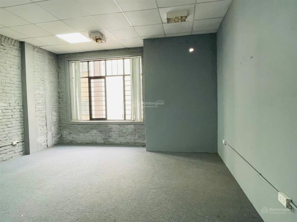 Cho thuê văn phòng tầng 3 (65m2)  thuộc khu biệt thự c37  gần ngã tư hầm vượt lê văn lương