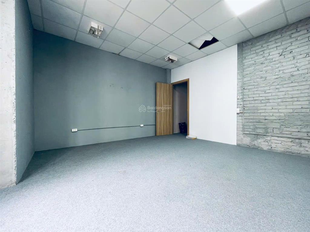 Cho thuê văn phòng tầng 3 (65m2)  thuộc khu biệt thự c37  gần ngã tư hầm vượt lê văn lương