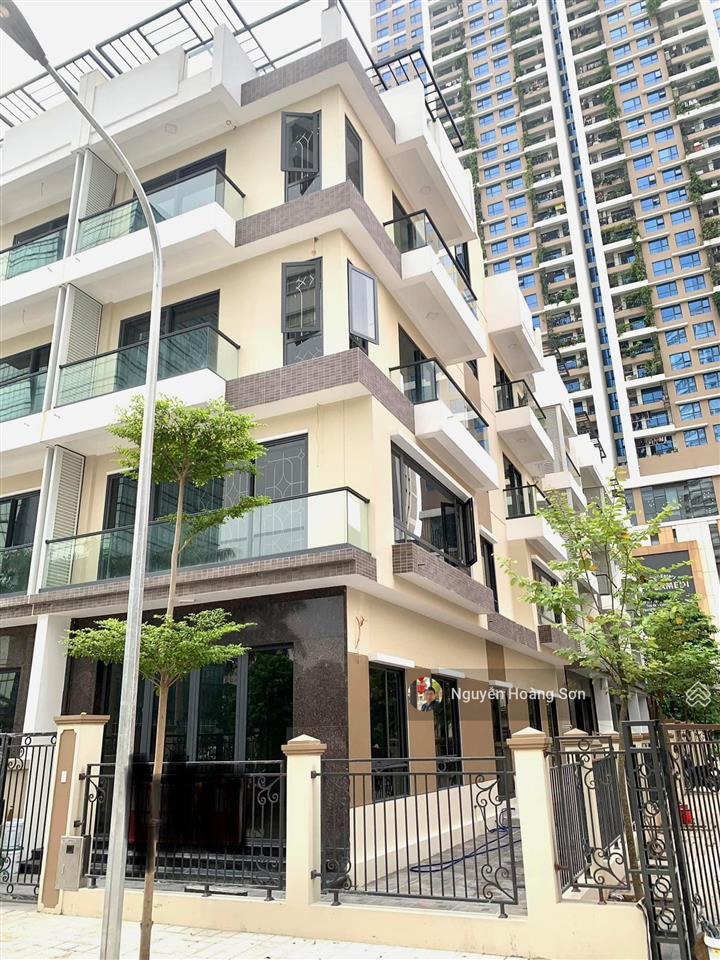 Trống ngay căn liền kề  starlake đồ cơ bản có thang máy, giá chỉ 40tr/tháng.  sơn 0906 244 ***