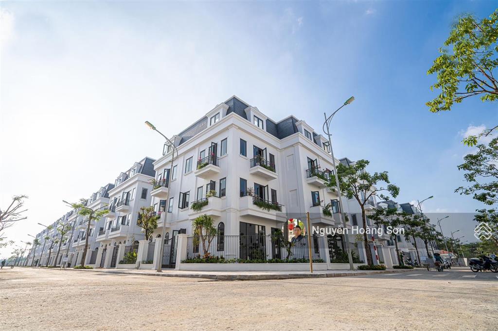 Trống ngay căn liền kề  starlake đồ cơ bản có thang máy, giá chỉ 40tr/tháng.  sơn 0906 244 ***
