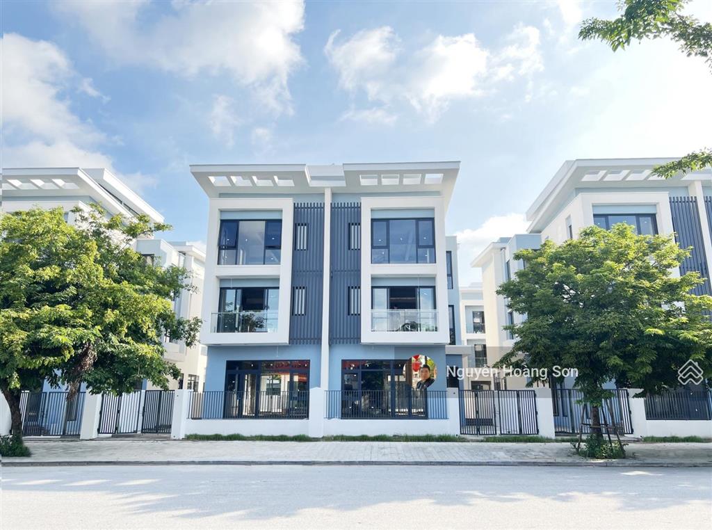 Trống ngay căn liền kề  starlake đồ cơ bản có thang máy, giá chỉ 40tr/tháng.  sơn 0906 244 ***