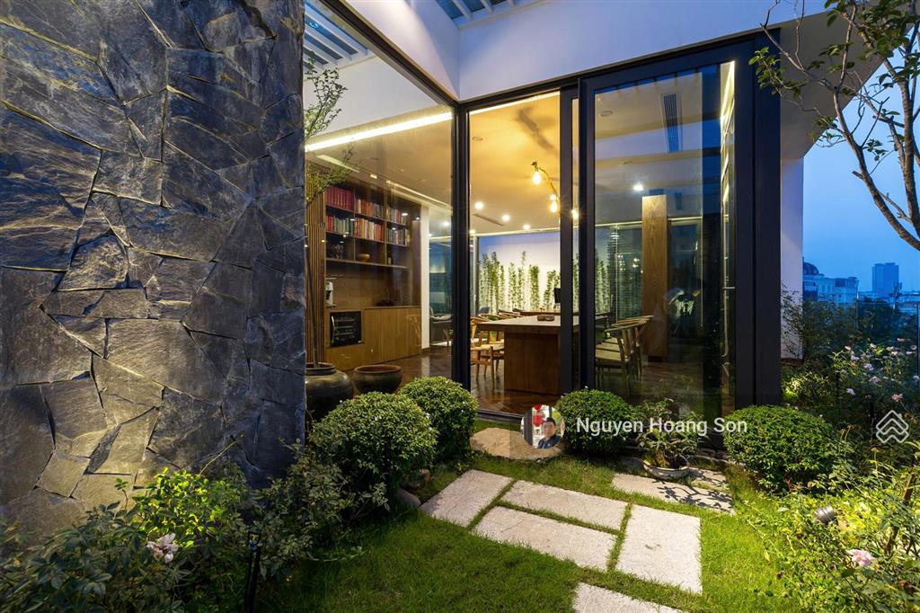 Bán gấp căn sân vườn 3pn 200m2 view thẳng hồ tây ở chung cư watermark. giá chỉ 17 tỷ,  0906 244 ***