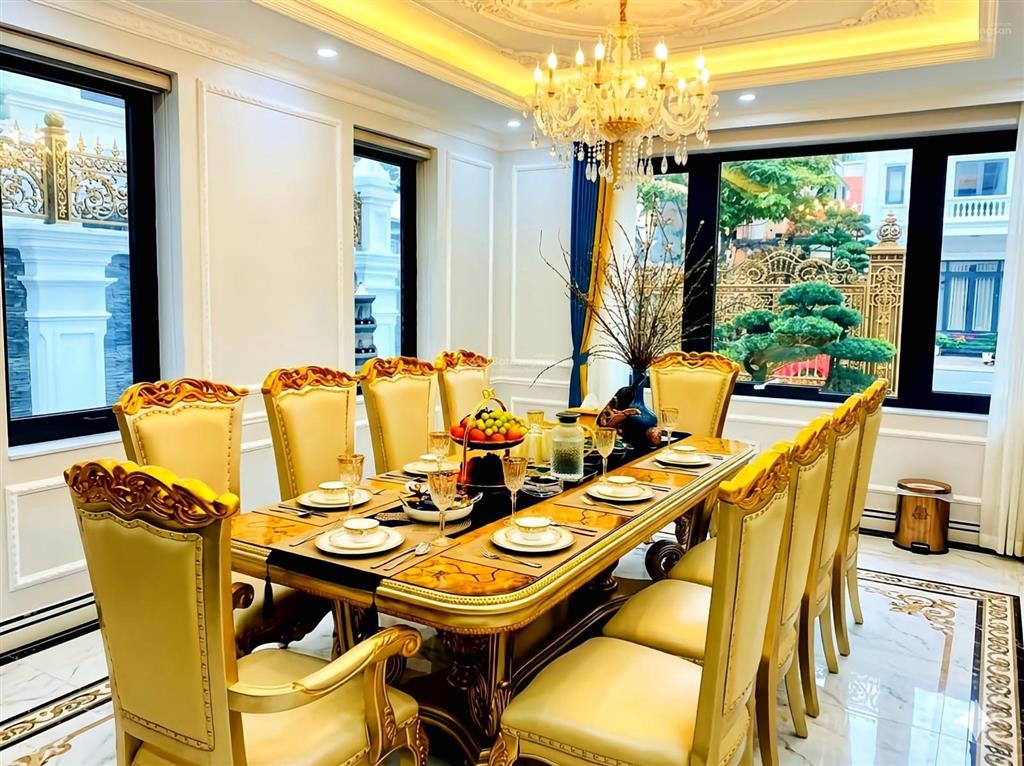 Cần bán bt kđt việt hưng, long biên, lô góc, thang máy, dt 250m2 x 5t full nội thất nhập khẩu