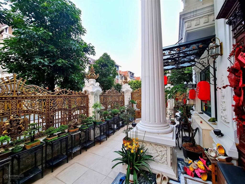 Cần bán bt kđt việt hưng, long biên, lô góc, thang máy, dt 250m2 x 5t full nội thất nhập khẩu