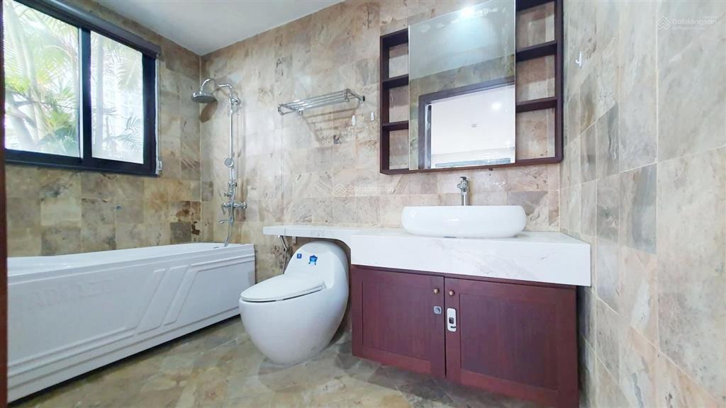 Toà nhà 280m2 x 9t tây hồ, doanh thu 5 tỷ/năm, cách nhà hát opera chỉ hơn 300m, giá tốt nhất hồ tây