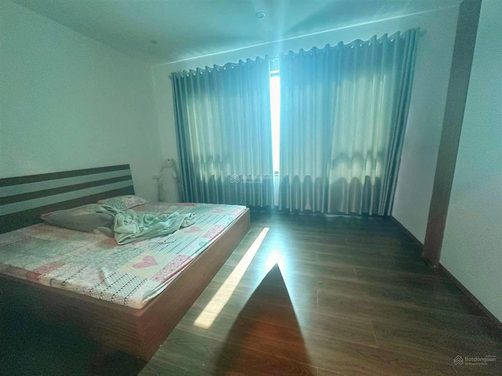 Võ chí công, tây hồ, dt 97m2 x 7t thang máy trước nhà 30 ô tô dừng đỗ, thoáng trước sau, hướng ttt