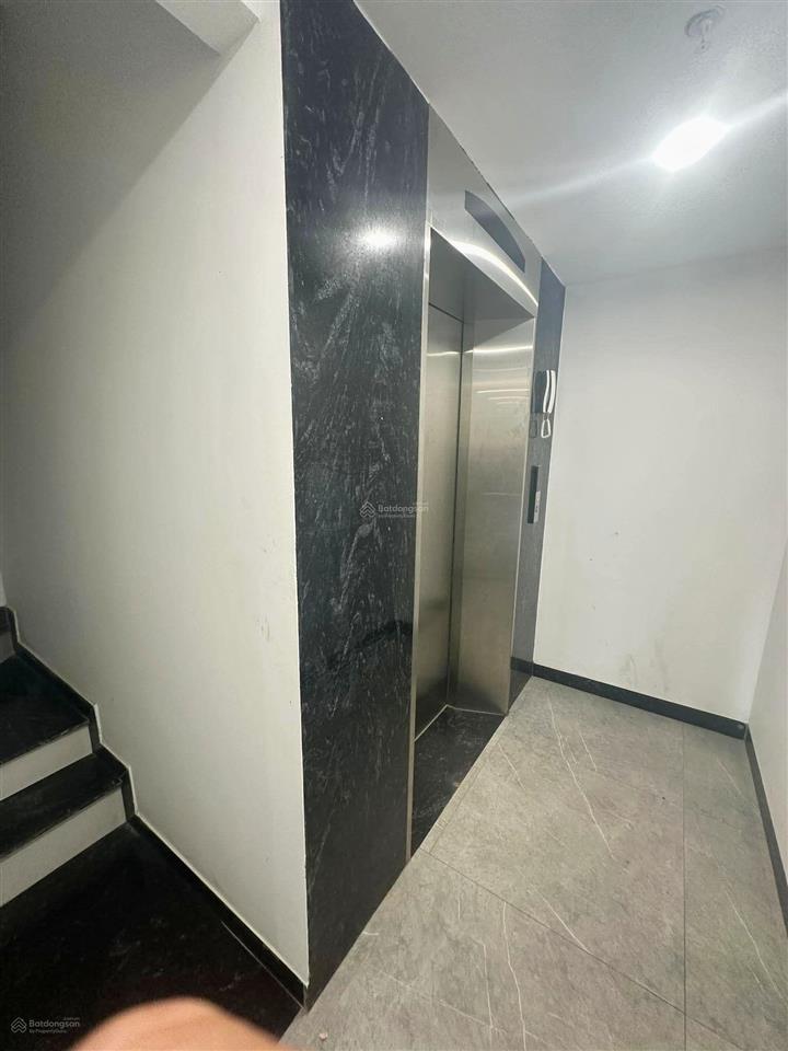Võ chí công, tây hồ, dt 97m2 x 7t thang máy trước nhà 30 ô tô dừng đỗ, thoáng trước sau, hướng ttt