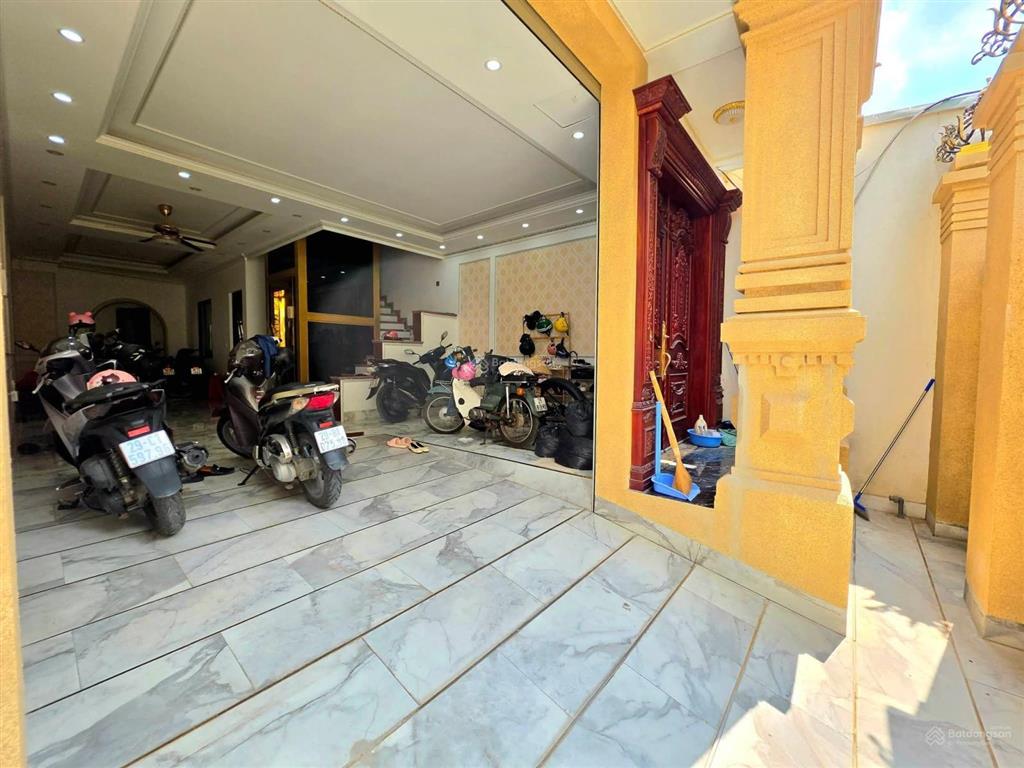 Việt hưng, long biên, dt 95m 5t mt6m, mới gara ô tô, kinh doanh văn phòng, chưa tới 200tr/m