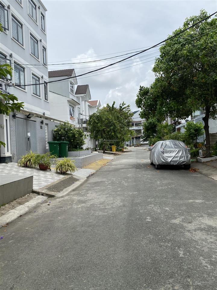 Bán căn biệt thự kế công viên. nhà đẹp. giá êm.