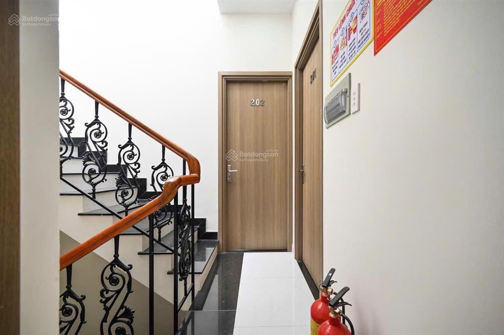 Bán căn hộ dịch vụ mới toanh. kế chung cư pegasuit 2. gần bến xe quận 8.