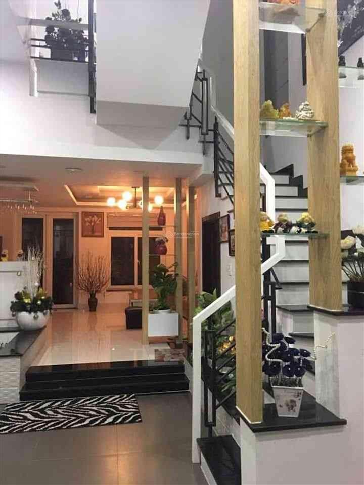 Bán căn nhà khu dân cư 13c. đối diện trường đại học kinh tế.