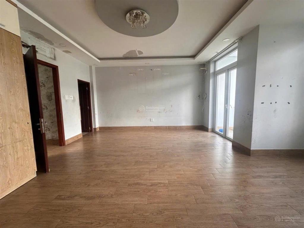 Nhà mặt tiền đường 105 trịnh quang nghị. đường rộng 10m.