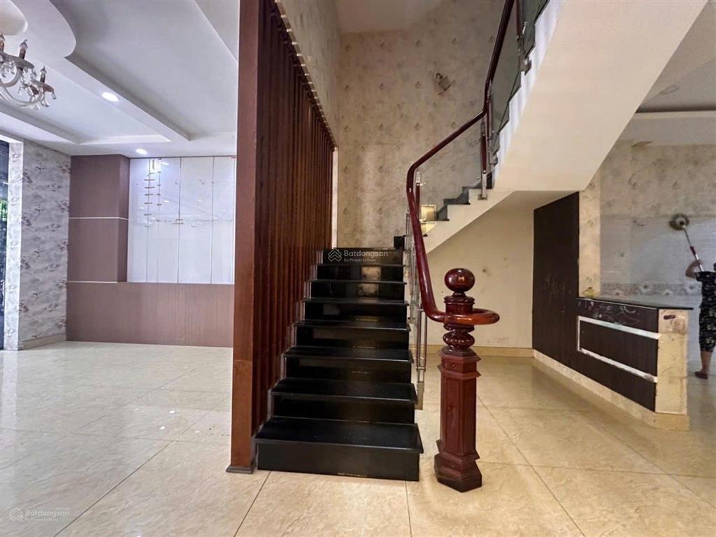 Nhà mặt tiền đường 105 trịnh quang nghị. đường rộng 10m.