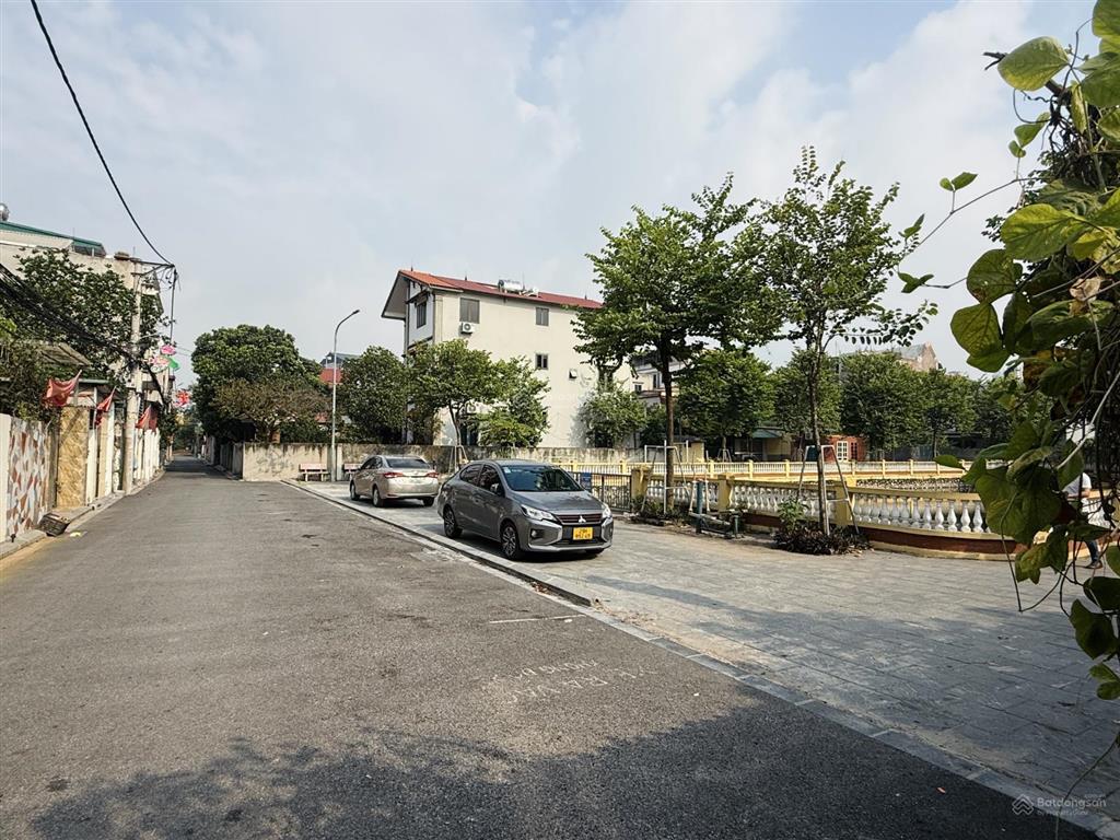 Bán lô góc mặt tiền rộng ô tô vào nhà