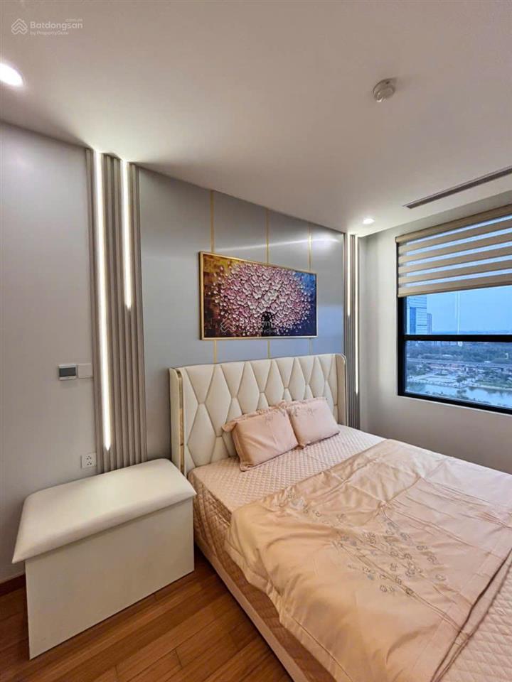 Chủ nhà gửi bán căn hộ 2 ngủ, 2wc, trục căn 2 ngủ thiết kế có ban công phòng khách tại mipec 360