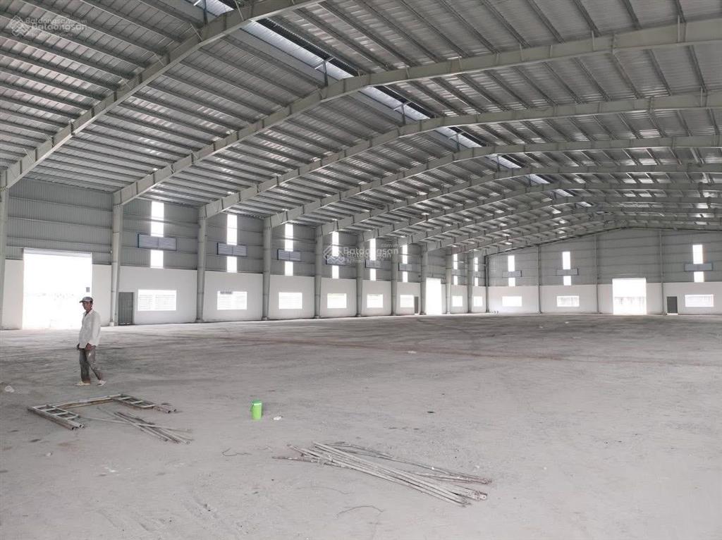 Tổng dt 5.650m2. dt kho 3.000m2. cho thuê hiện trạng 310tr/th. gần xn, phạm văn đồng