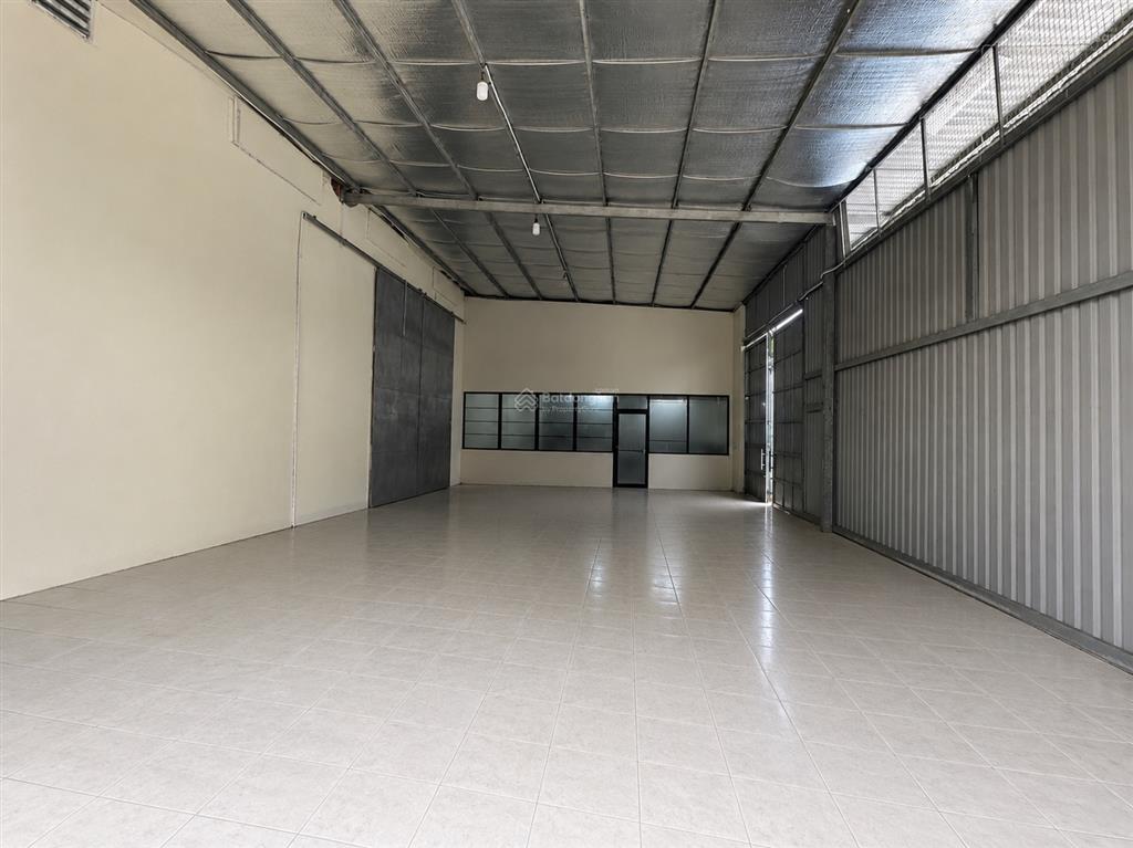 Kho ngay phạm văn đồng, thuận lợi di chuyển. xe container vào đc ban ngày