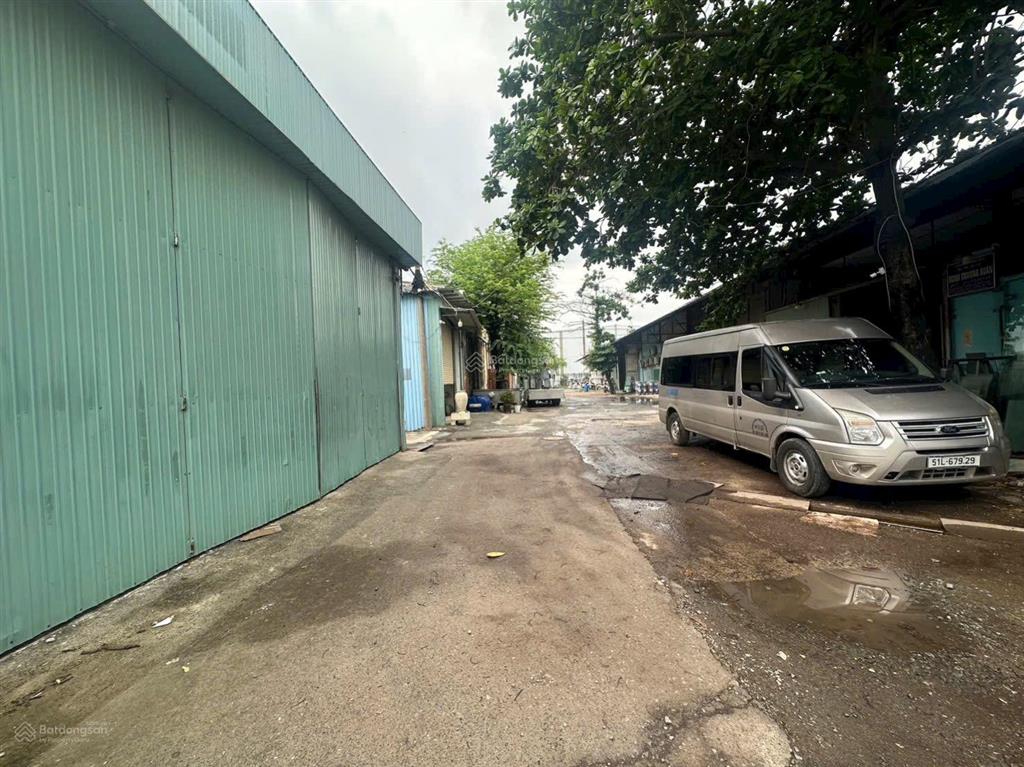 Kho ngay phạm văn đồng, thuận lợi di chuyển. xe container vào đc ban ngày