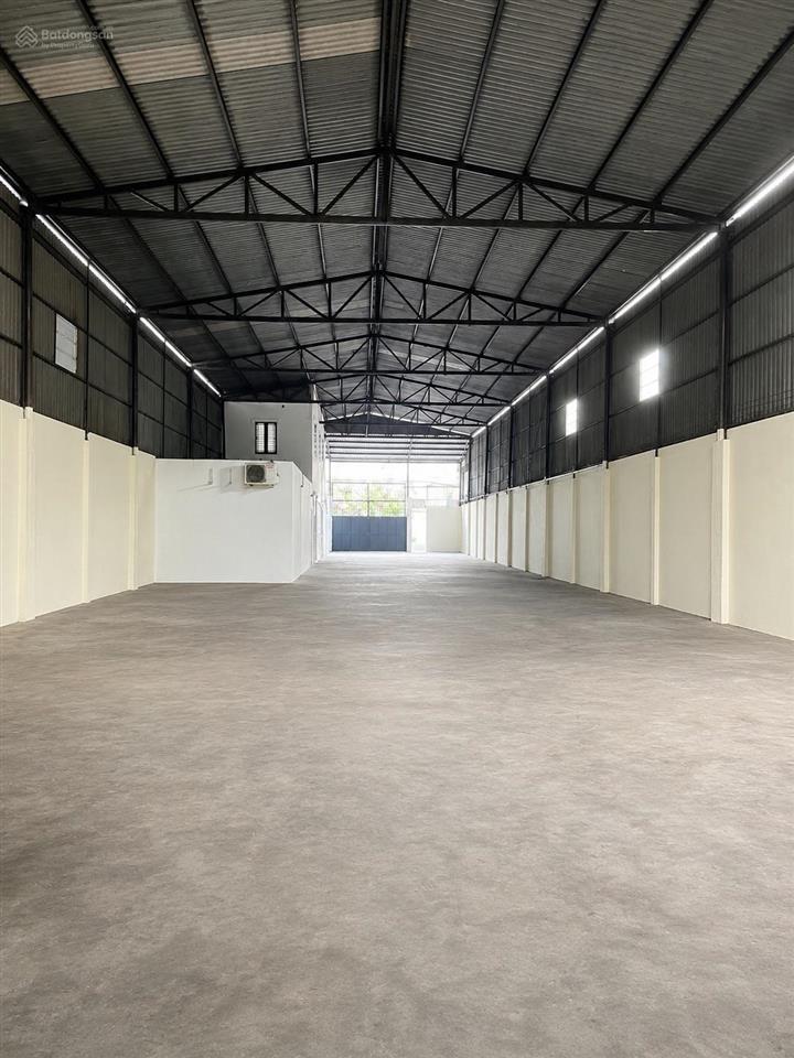 Kho mới sơn sửa xong, đầy đủ pccc, đường xe cont, diện tích sd 900m², chỉ 70tr/tháng