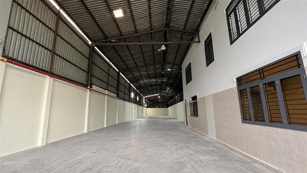 Kho mới sơn sửa xong, đầy đủ pccc, đường xe cont, diện tích sd 900m², chỉ 70tr/tháng
