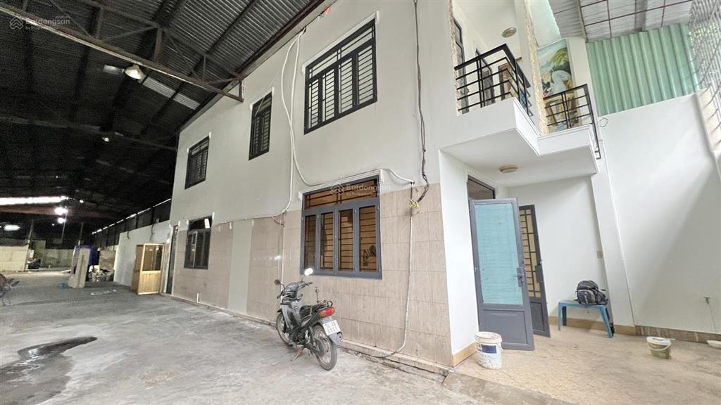Kho mới sơn sửa xong, đầy đủ pccc, đường xe cont, diện tích sd 900m², chỉ 70tr/tháng