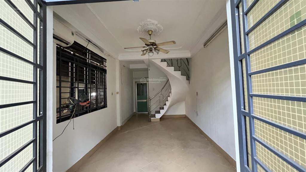 Kho mới sơn sửa xong, đầy đủ pccc, đường xe cont, diện tích sd 900m², chỉ 70tr/tháng