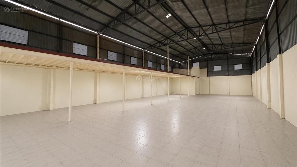 Kho mới sơn sửa xong, đầy đủ pccc, đường xe cont, diện tích sd 900m², chỉ 70tr/tháng