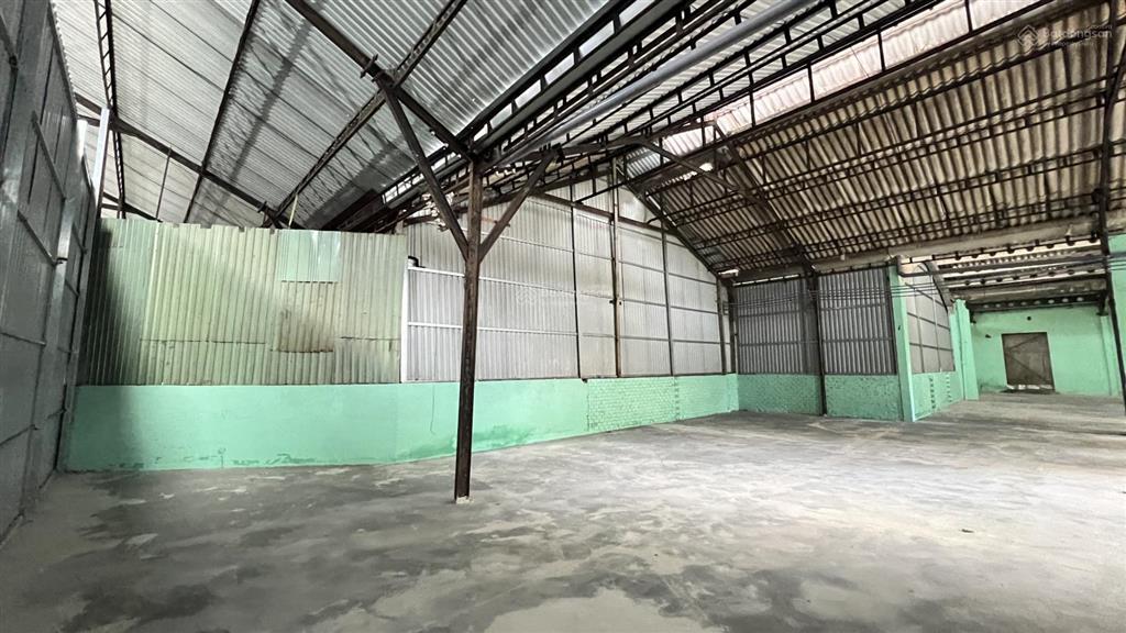 Kho đầy đủ pccc, bảo vệ, mới sơn sửa. xe cont đậu cửa. tổng 450m2