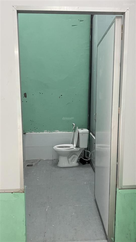 Kho đầy đủ pccc, bảo vệ, mới sơn sửa. xe cont đậu cửa. tổng 450m2
