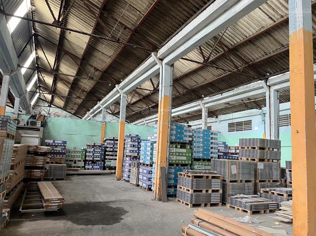 Kho 500m2, đường cont 40f. có bảo vệ 24/24. giá 100k/m2