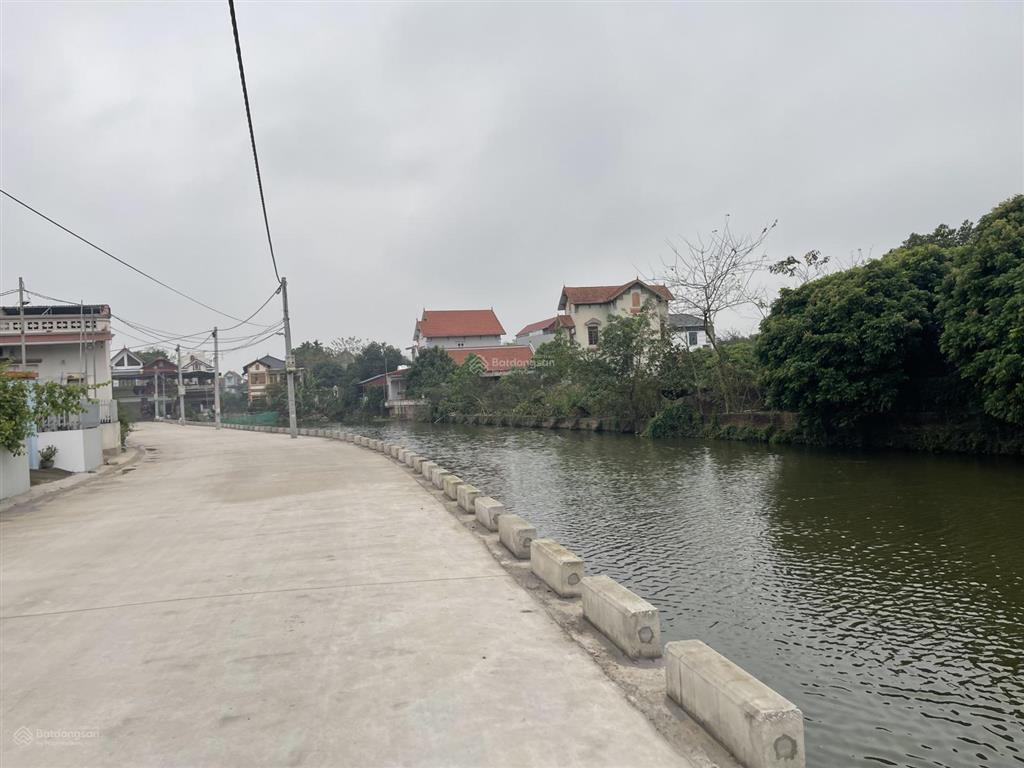 Bán đất view hồ, trục chính đường 3 ô tô tránh, gần chợ
