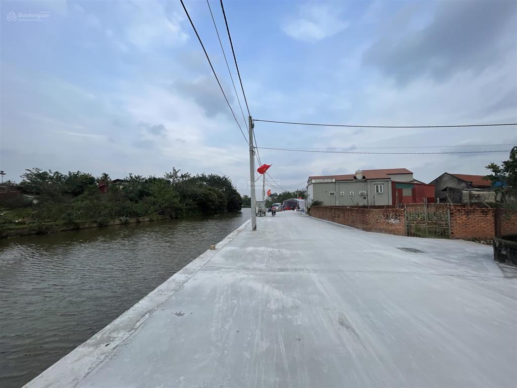 Bán đất view hồ, trục chính đường 3 ô tô tránh, gần chợ