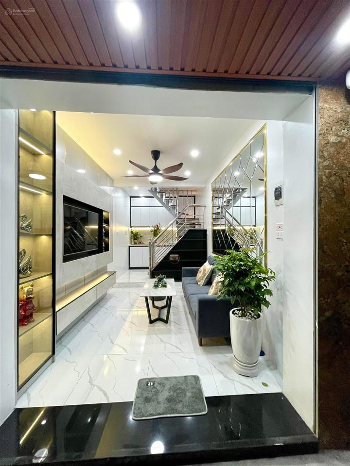 Bán nhà ngõ chợ văn chương. xây 18m2 x 5 tầng. có sổ đỏ riêng. giá 5,6 tỷ.