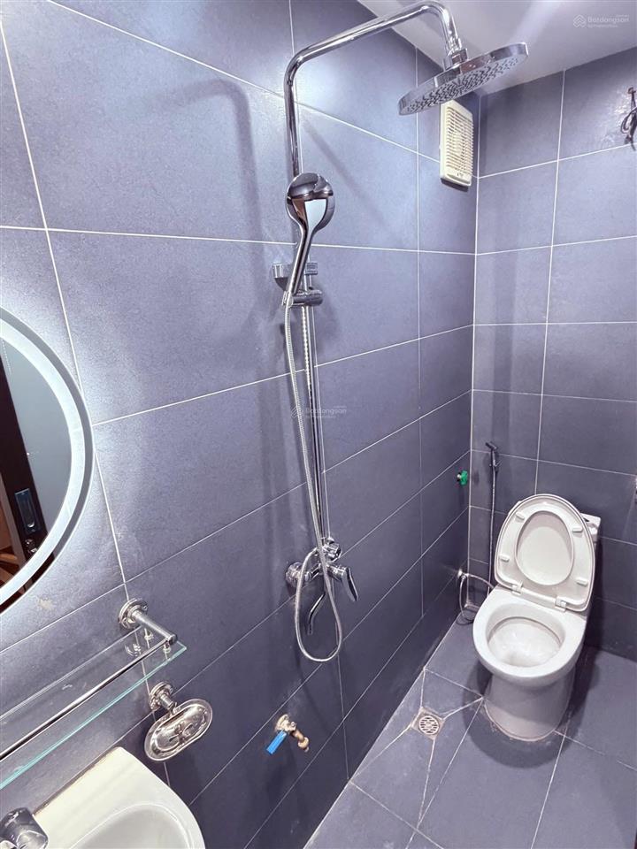 Bán nhà ngõ chợ văn chương. xây 18m2 x 5 tầng. có sổ đỏ riêng. giá 5,6 tỷ.