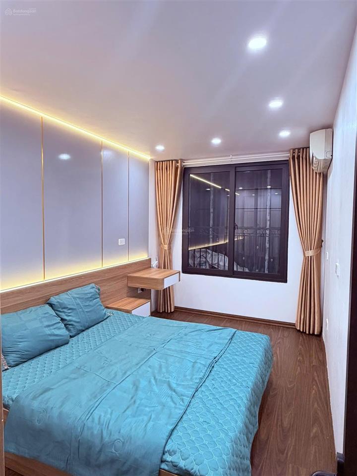 Bán nhà ngõ chợ văn chương. xây 18m2 x 5 tầng. có sổ đỏ riêng. giá 5,6 tỷ.