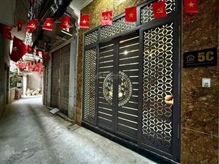 Bán ccmn phố đê la thành. cách phố chỉ 40m. 17 phòng khép kín . doanh thu 100tr/tháng