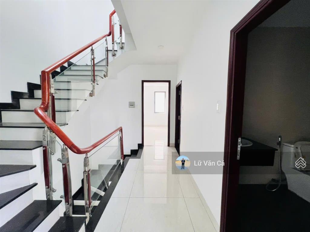 Lakeview city căn góc sân vườn, góc 2 mặt tiền đường lớn, dt 8,6x20m, 5 pn, nhà hoàn thiện cơ bản