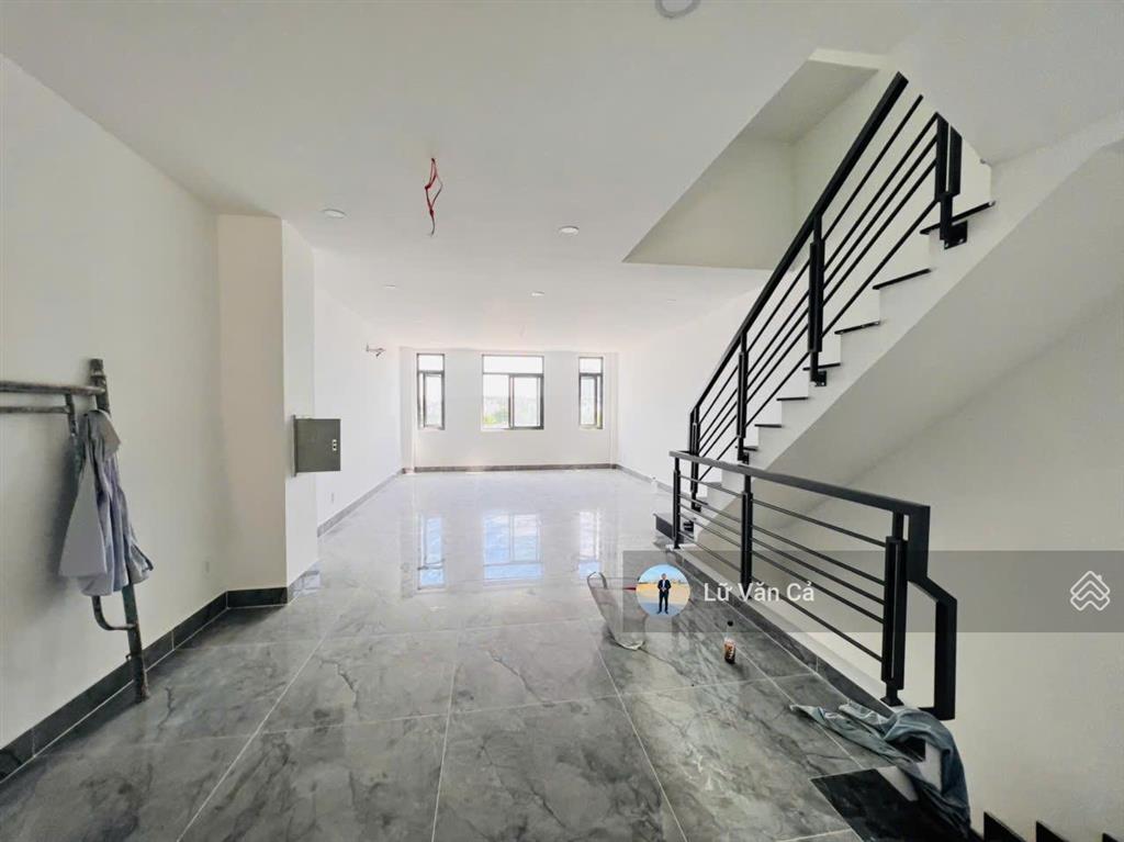 Cho thuê shophouse mặt tiền song hành lakeview city, dt 5x20m 4 lầu sử dụng, có thang máy, giá 40tr