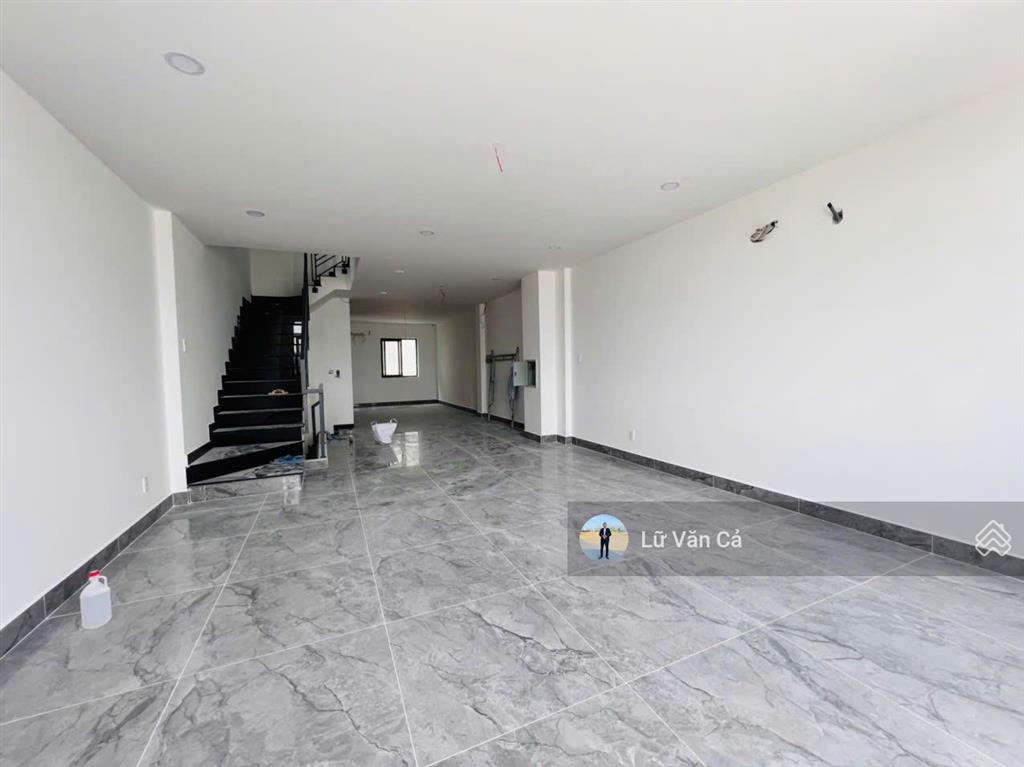 Cho thuê shophouse mặt tiền song hành lakeview city, dt 5x20m 4 lầu sử dụng, có thang máy, giá 40tr