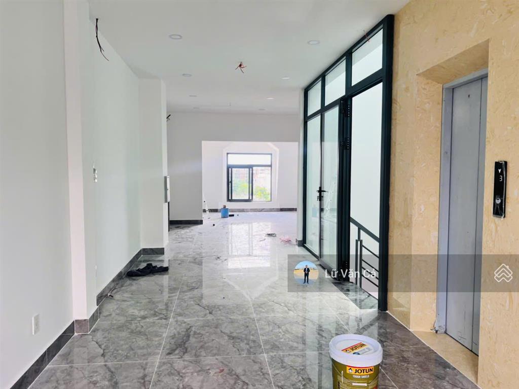Cho thuê shophouse mặt tiền song hành lakeview city, dt 5x20m 4 lầu sử dụng, có thang máy, giá 40tr